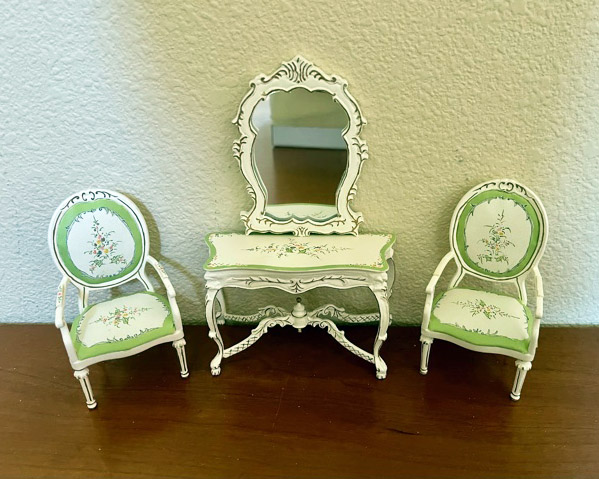 CA021 An elegant Mirror and Console Table set with 2 chairs